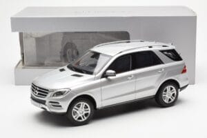 Mercedes M-Class W166 Iridium Silver Metallic Minichamps 1:18 B66960064 Metall — bild 8 av 8