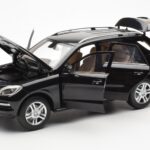 Mercedes M-Class W166 Obsidian Svart Metallic Minichamps 1:18 B66960063 - image 2 of 8