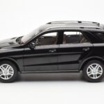 Mercedes M-Class W166 Obsidian Svart Metallic Minichamps 1:18 B66960063 - image 4 of 8