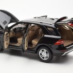 Mercedes M-Class W166 Obsidian Svart Metallic Minichamps 1:18 B66960063 - image 5 of 8