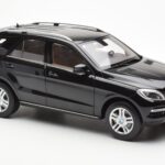 Mercedes M-Class W166 Obsidian Svart Metallic Minichamps 1:18 B66960063 - image 6 of 8