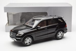Mercedes M-Class W166 Obsidian Svart Metallic Minichamps 1:18 B66960063 Metall — bild 8 av 8