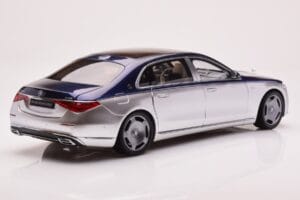 Mercedes Maybach S680 W223 Nautical Blå Cirrus Silver Almost Real 1:18 820125 Metall — bild 3 av 8