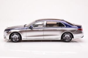 Mercedes Maybach S680 W223 Nautical Blå Cirrus Silver Almost Real 1:18 820125 Metall — bild 4 av 8