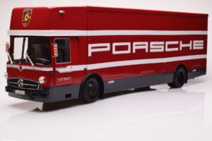 Mercedes O317 Porsche Transporter Röd CMR 1:18