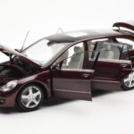 Mercedes R-Class W251 Röd Metallic Minichamps 1:18 - image 2 of 8