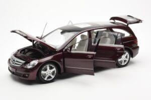 Mercedes R-Class W251 Röd Metallic Minichamps 1:18 150034602 Metall — bild 2 av 8