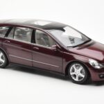 Mercedes R-Class W251 Röd Metallic Minichamps 1:18 - image 6 of 8