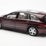 Mercedes R-Class W251 Röd Metallic Minichamps 1:18 - image 7 of 8