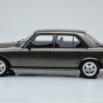 Mercedes W123 AMG 280 Grå Otto 1:18 - image 3 of 6