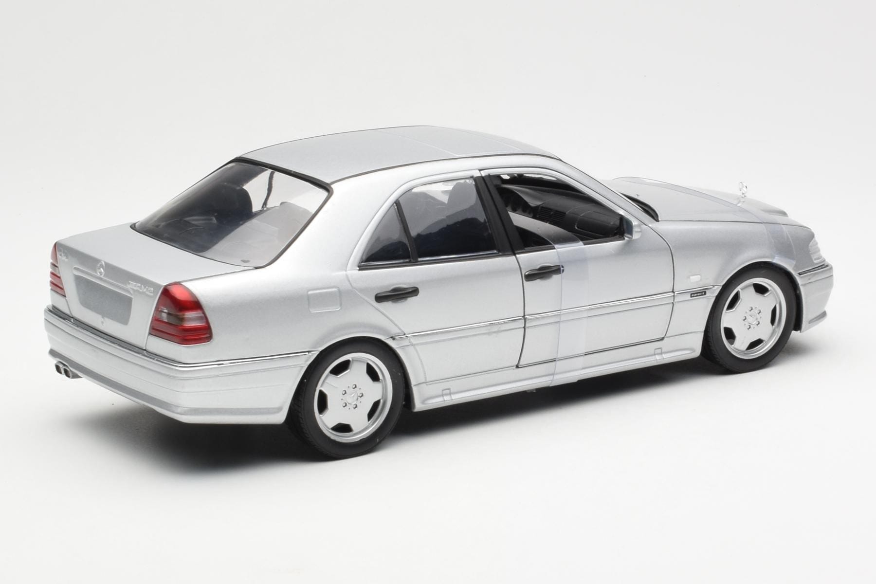 Mercedes C36 AMG W202 Silver UT Models 1:18 180035000 Metall — bild 2 av 6
