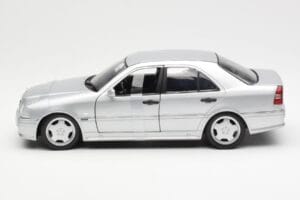 Mercedes C36 AMG W202 Silver UT Models 1:18 180035000 Metall — bild 3 av 6