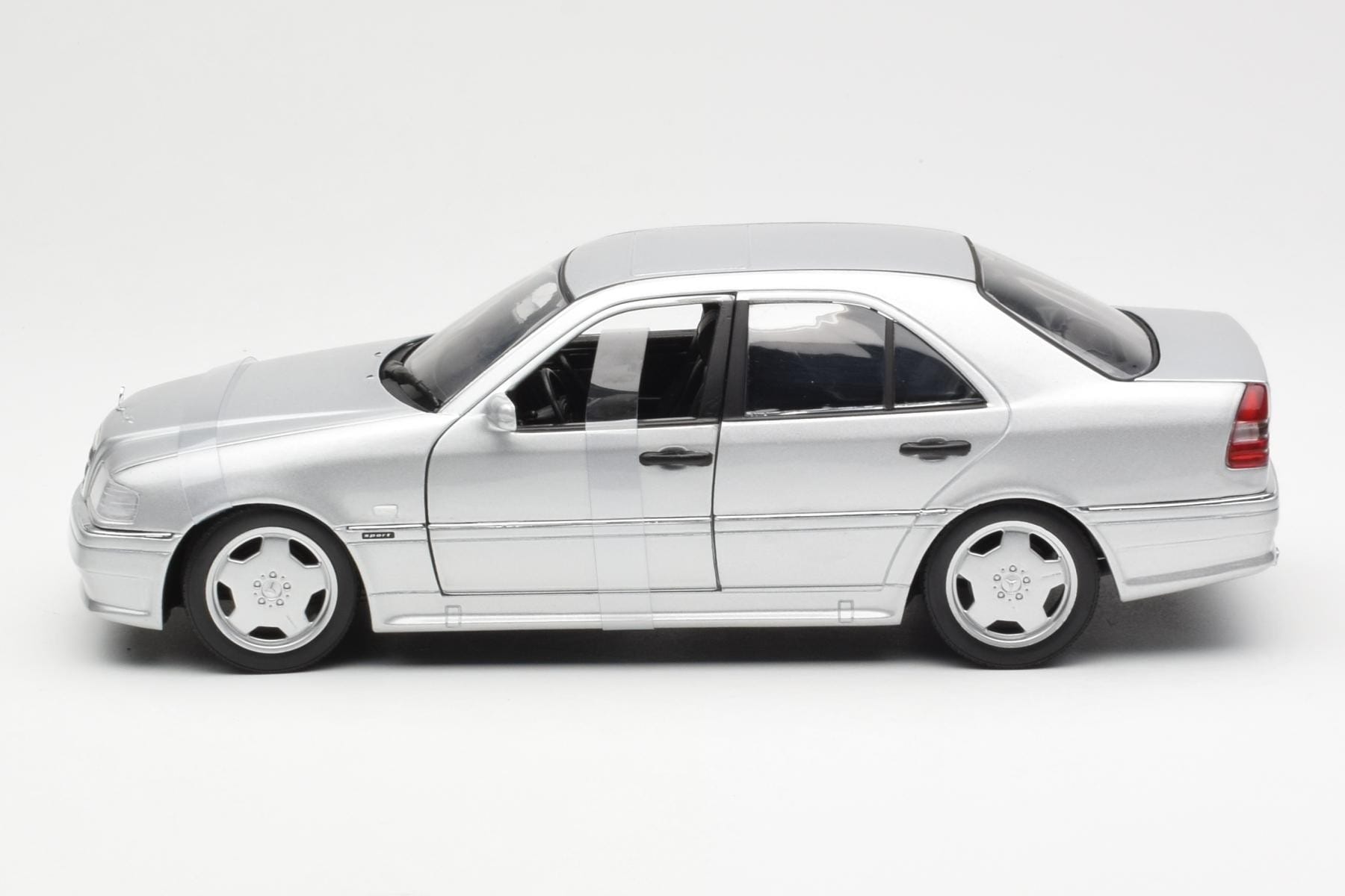 Mercedes C36 AMG W202 Silver UT Models 1:18 180035000 Metall — bild 3 av 6