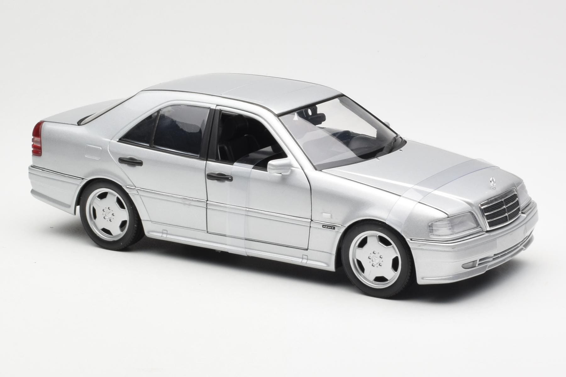 Mercedes C36 AMG W202 Silver UT Models 1:18 180035000 Metall — bild 4 av 6