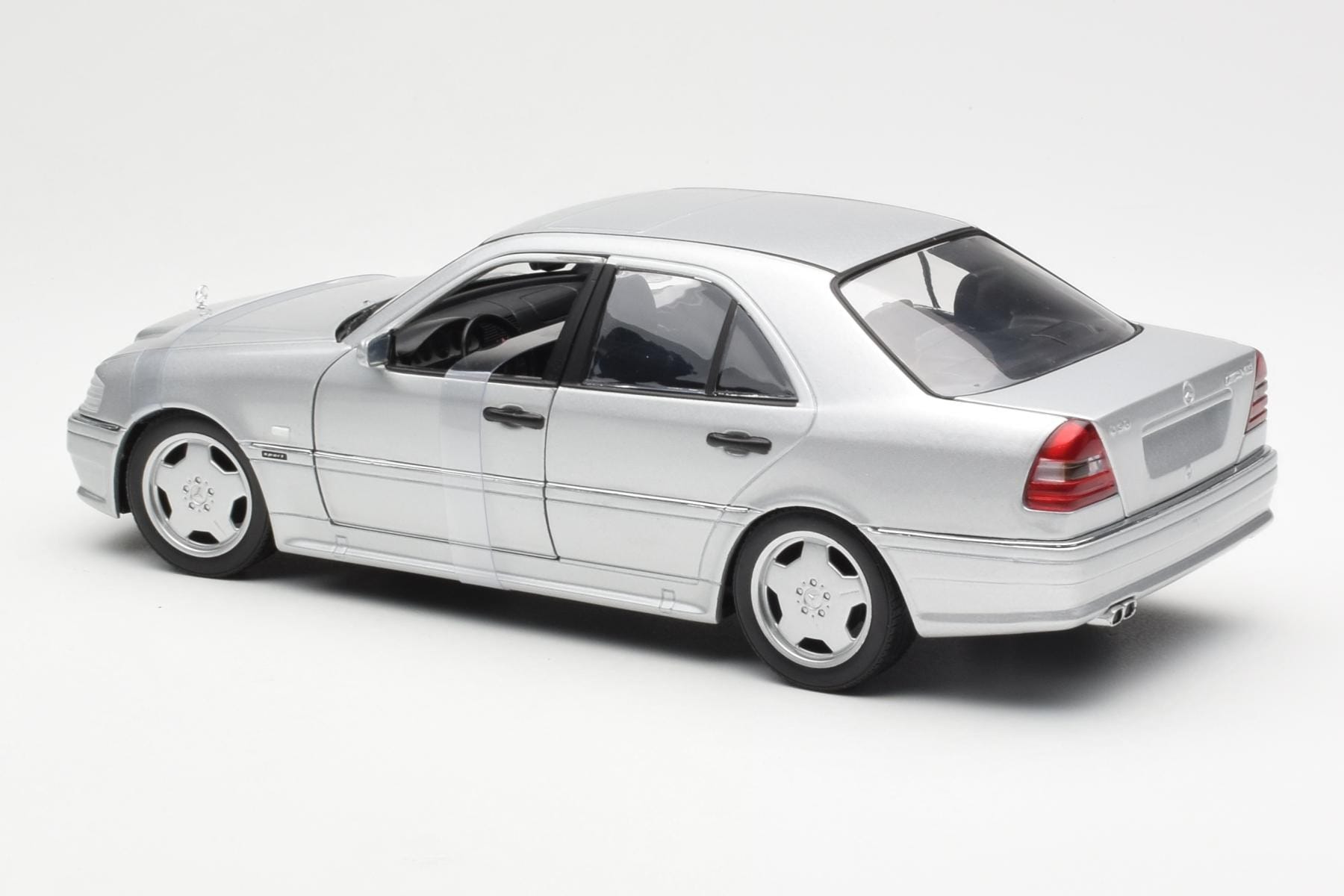 Mercedes C36 AMG W202 Silver UT Models 1:18 180035000 Metall — bild 5 av 6