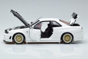 Nissan Skyline GT-R R34 Nismo Z-Tune Vit MotorHelix 1:18 M83407 Metall — bild 4 av 11