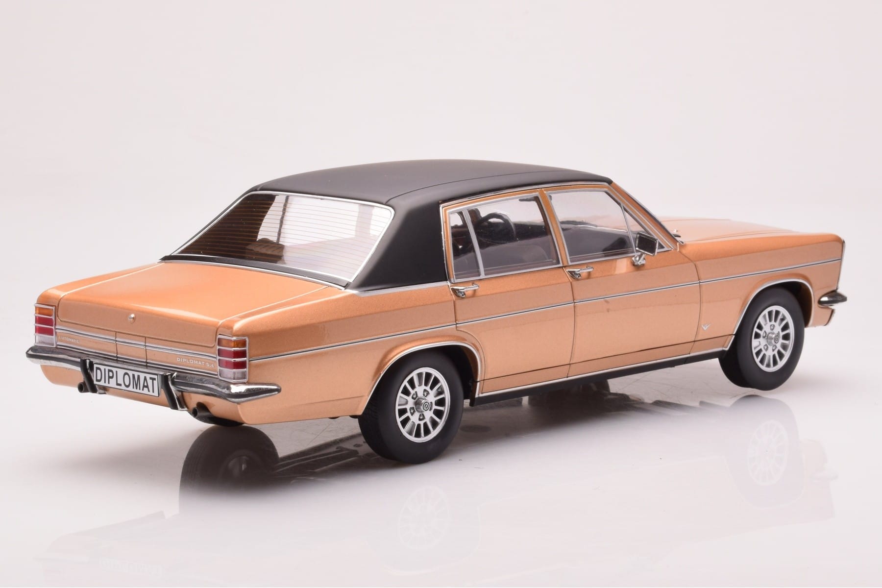 Opel Diplomat B Beige Metallic MCG 1:18 MCG18335 Metall — bild 2 av 6