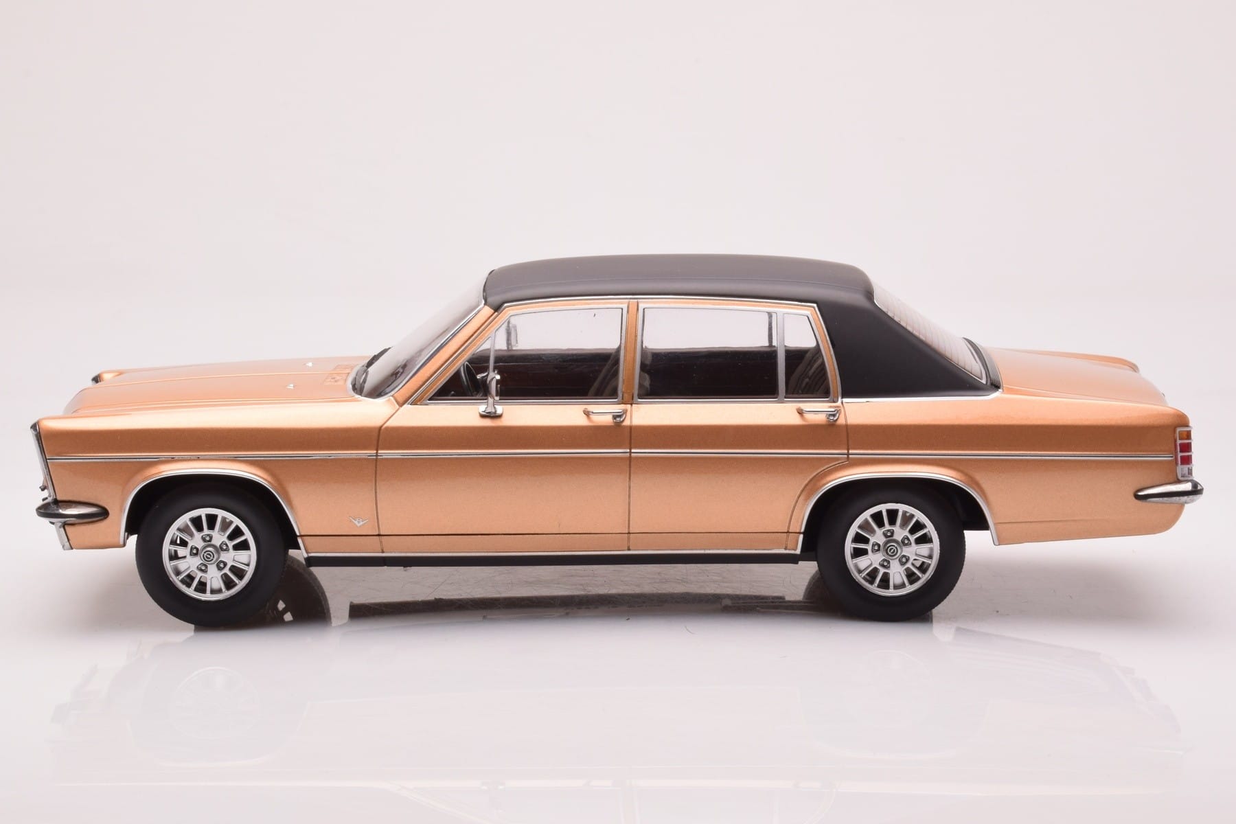 Opel Diplomat B Beige Metallic MCG 1:18 MCG18335 Metall — bild 3 av 6
