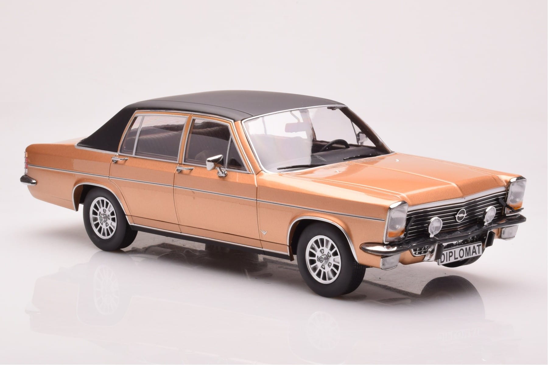 Opel Diplomat B Beige Metallic MCG 1:18 MCG18335 Metall — bild 4 av 6