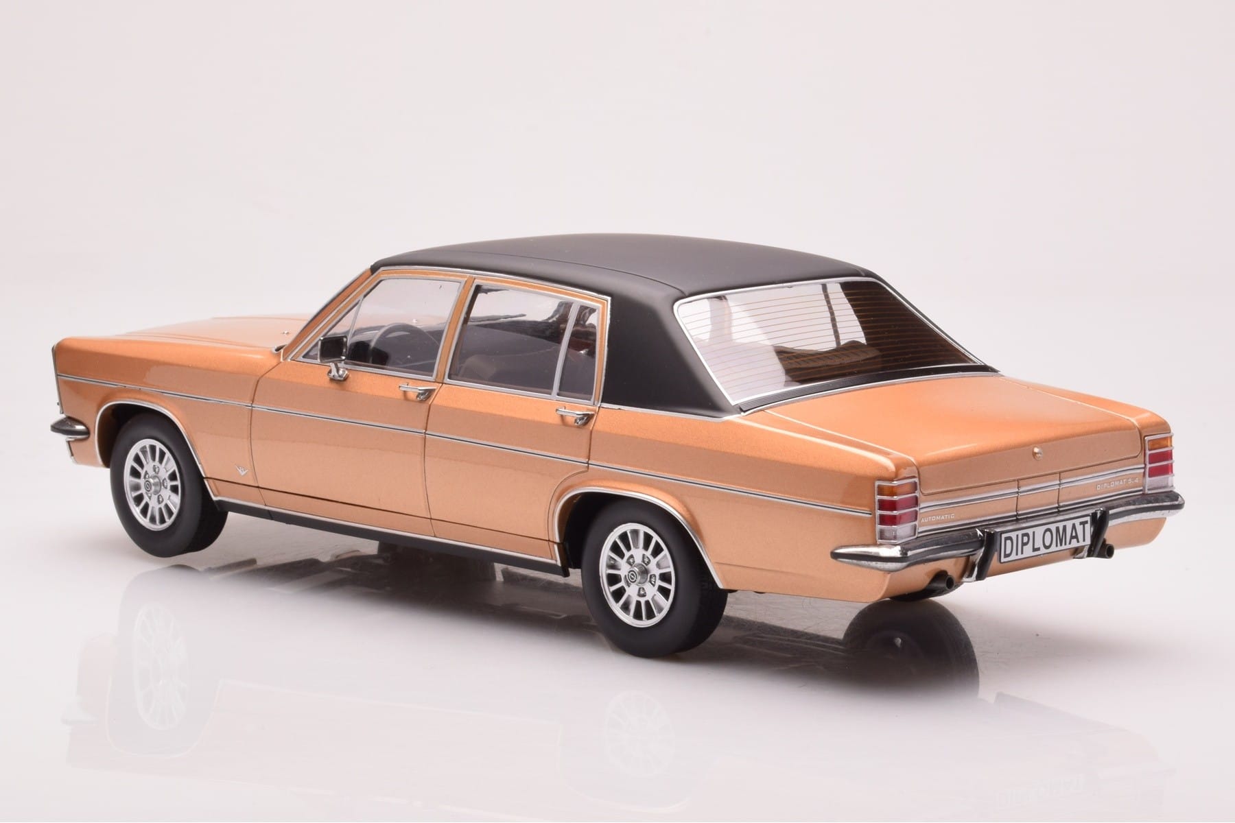 Opel Diplomat B Beige Metallic MCG 1:18 MCG18335 Metall — bild 5 av 6
