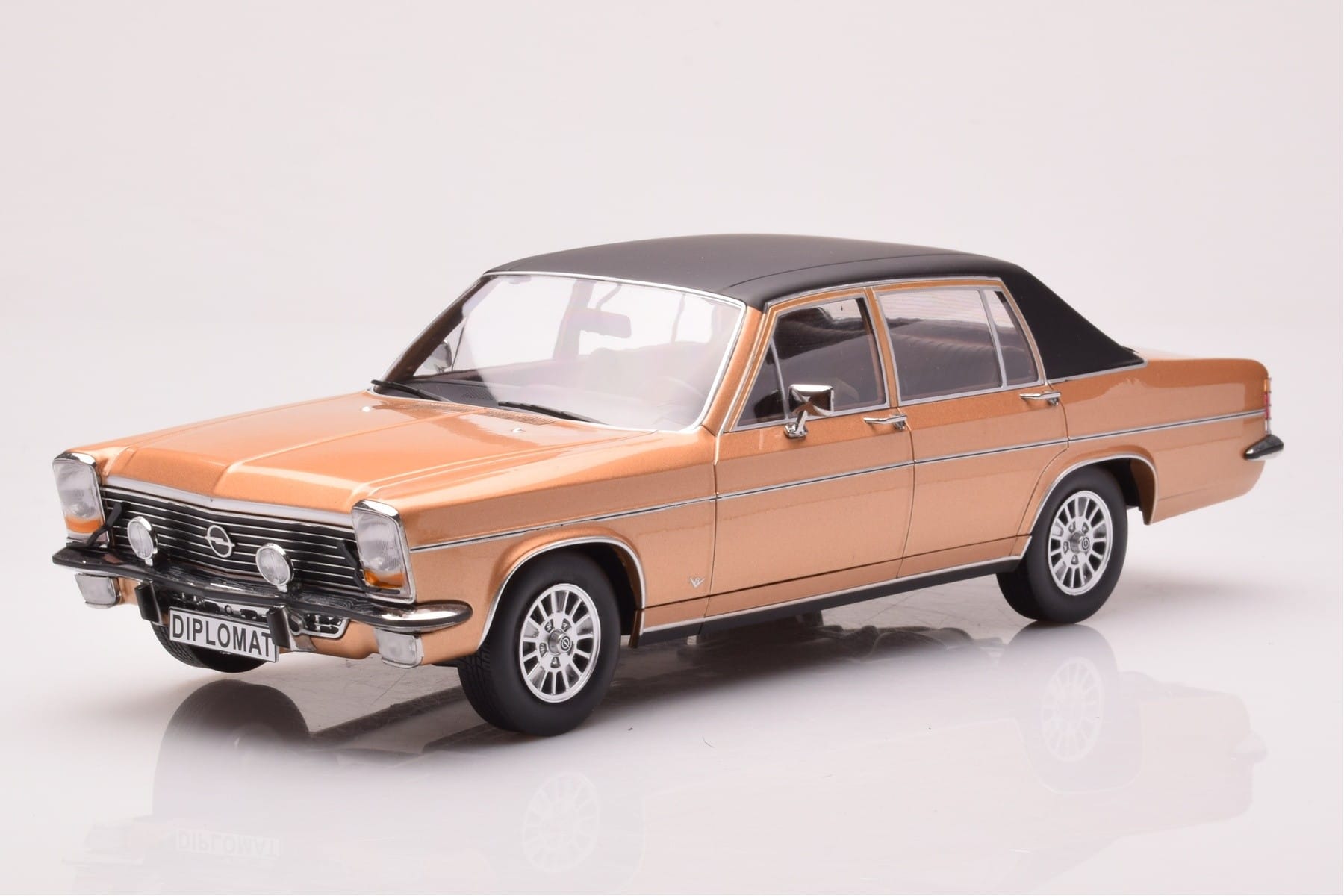 Opel Diplomat B Beige Metallic MCG 1:18 MCG18335 Metall