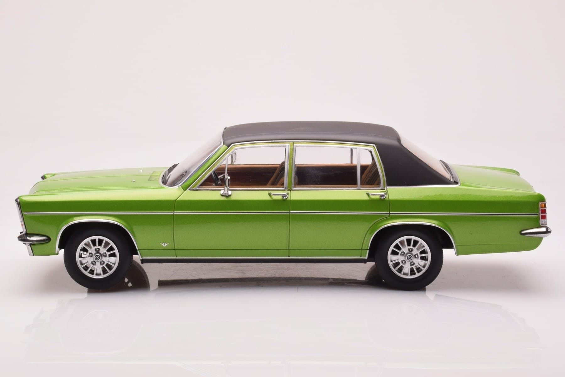 Opel Diplomat B Grön Metallic MCG 1:18 MCG18337 Metall — bild 3 av 6