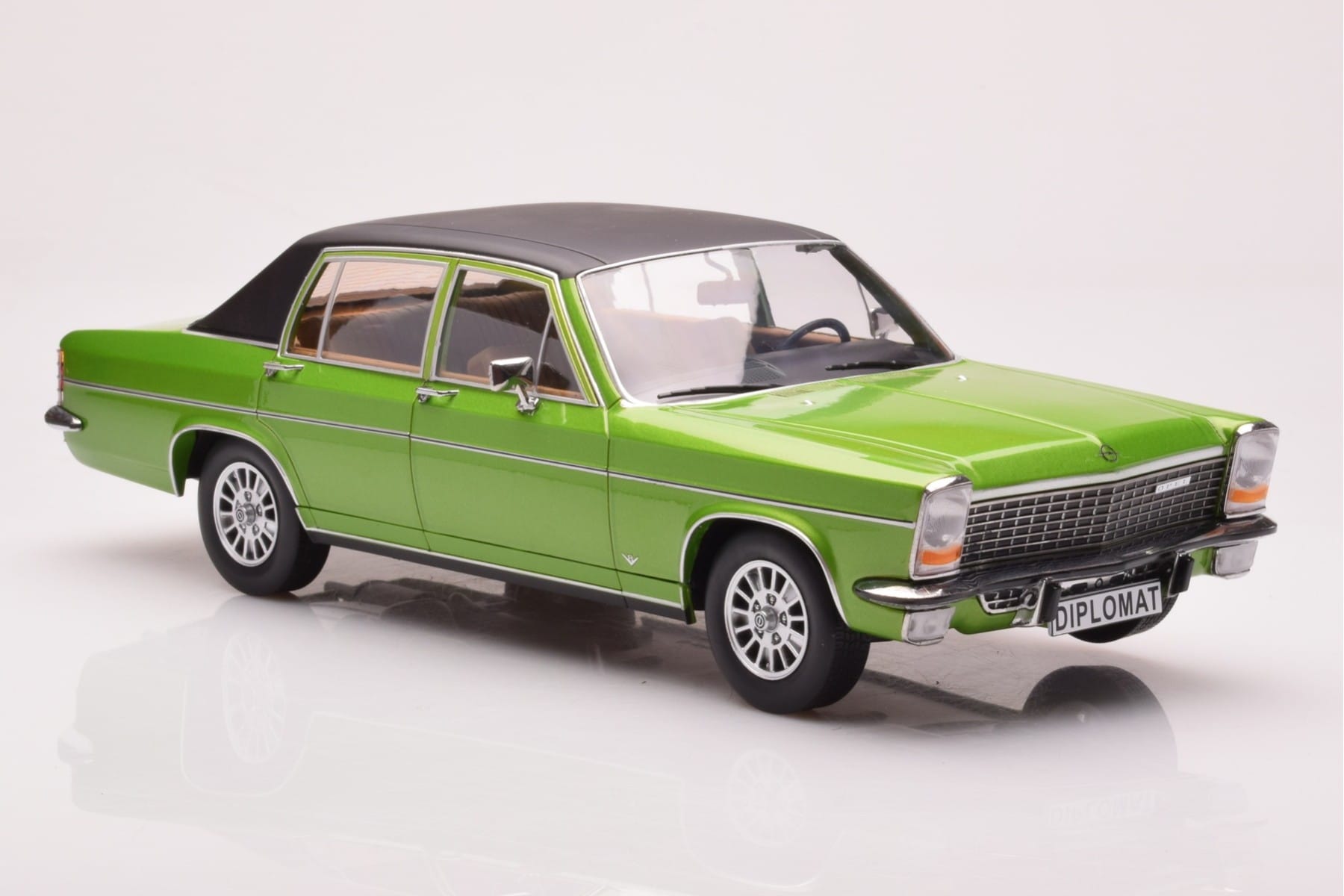 Opel Diplomat B Grön Metallic MCG 1:18 MCG18337 Metall — bild 4 av 6