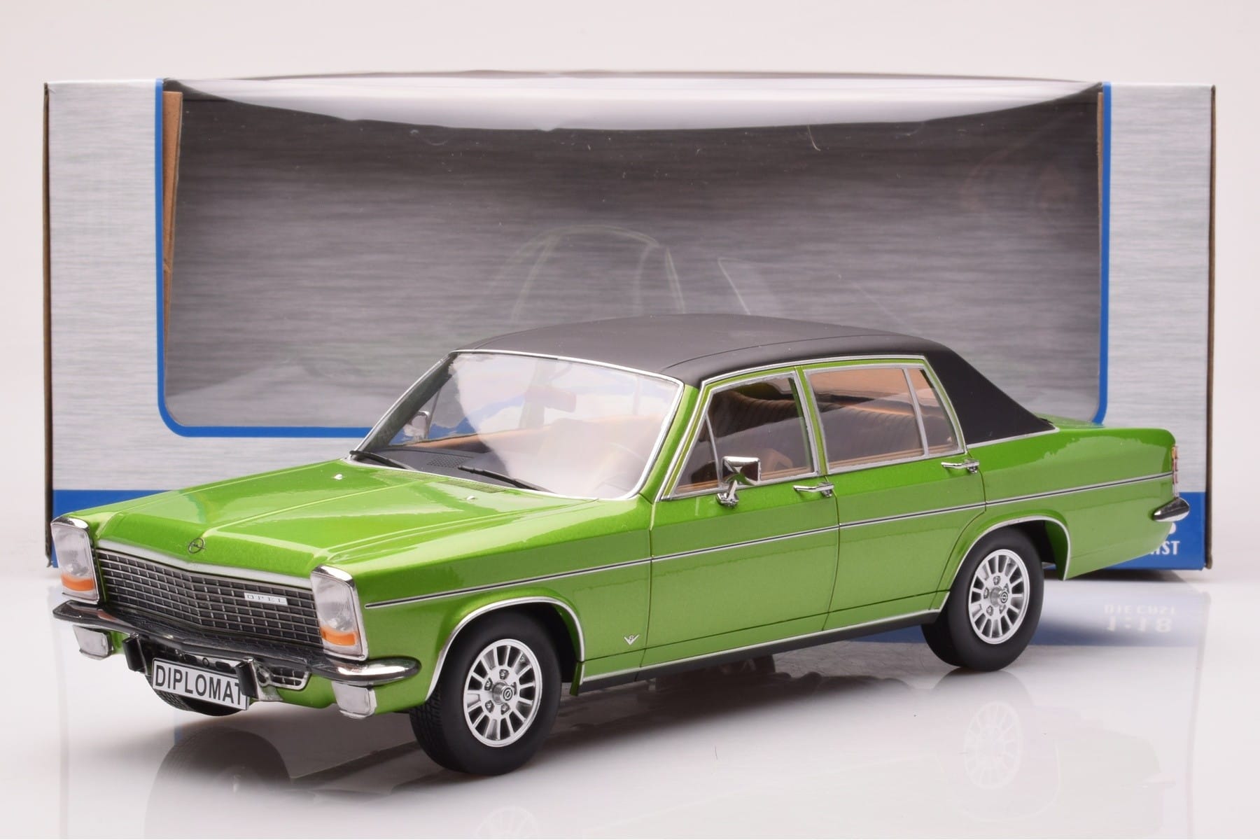 Opel Diplomat B Grön Metallic MCG 1:18 MCG18337 Metall — bild 6 av 6