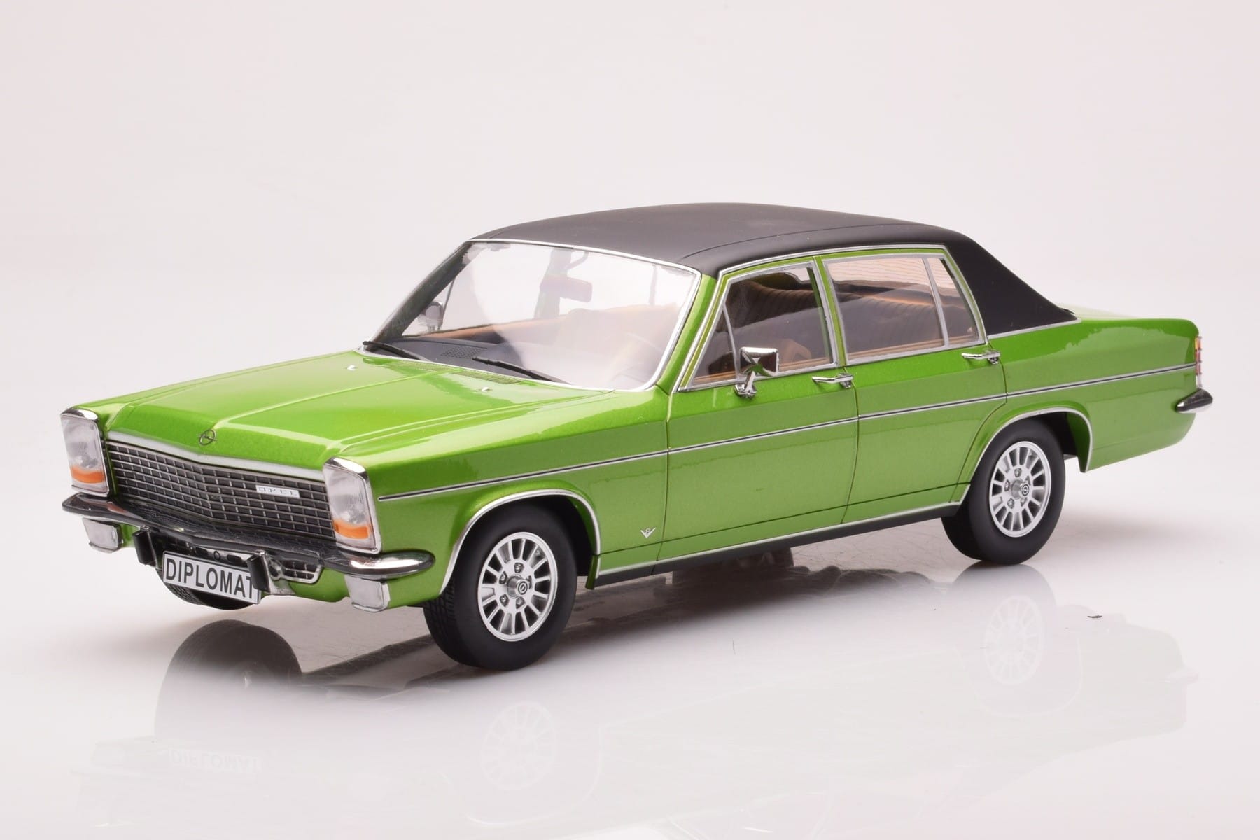 Opel Diplomat B Grön Metallic MCG 1:18 MCG18337 Metall