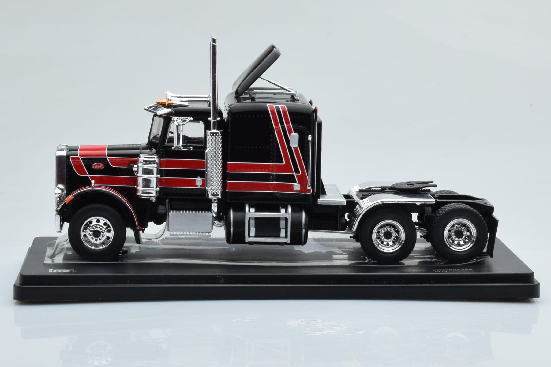 Peterbilt 359 Svart Röd IXO 1:43 TR158 Metall — bild 2 av 4