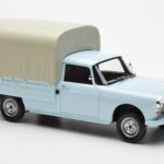 Peugeot 404 Pickup Bache Pastellblå Otto 1:18 - image 4 of 6