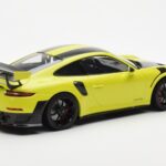 Porsche 911 991.2 GT2 RS Ljusgrön Med Svarta Magnesiumfälgar Minichamps 1:18 155068300 - image 2 of 6