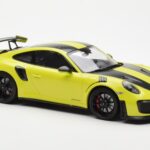 Porsche 911 991.2 GT2 RS Ljusgrön Med Svarta Magnesiumfälgar Minichamps 1:18 155068300 - image 4 of 6