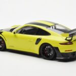 Porsche 911 991.2 GT2 RS Ljusgrön Med Svarta Magnesiumfälgar Minichamps 1:18 155068300 - image 5 of 6