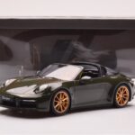 Porsche 911 992 Targa 4S Olivgrön GT Spirit 1:18 - image 6 of 6