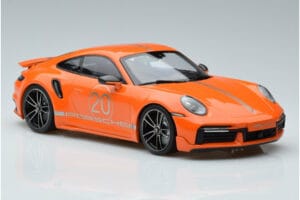 Porsche 911 992 Turbo S China 20th Anniversary Orange Minichamps 1:18 155069171 Metall — bild 4 av 6