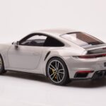 Porsche 911 992 Turbo S Crayon Grå GT Spirit 1:18 - image 5 of 6