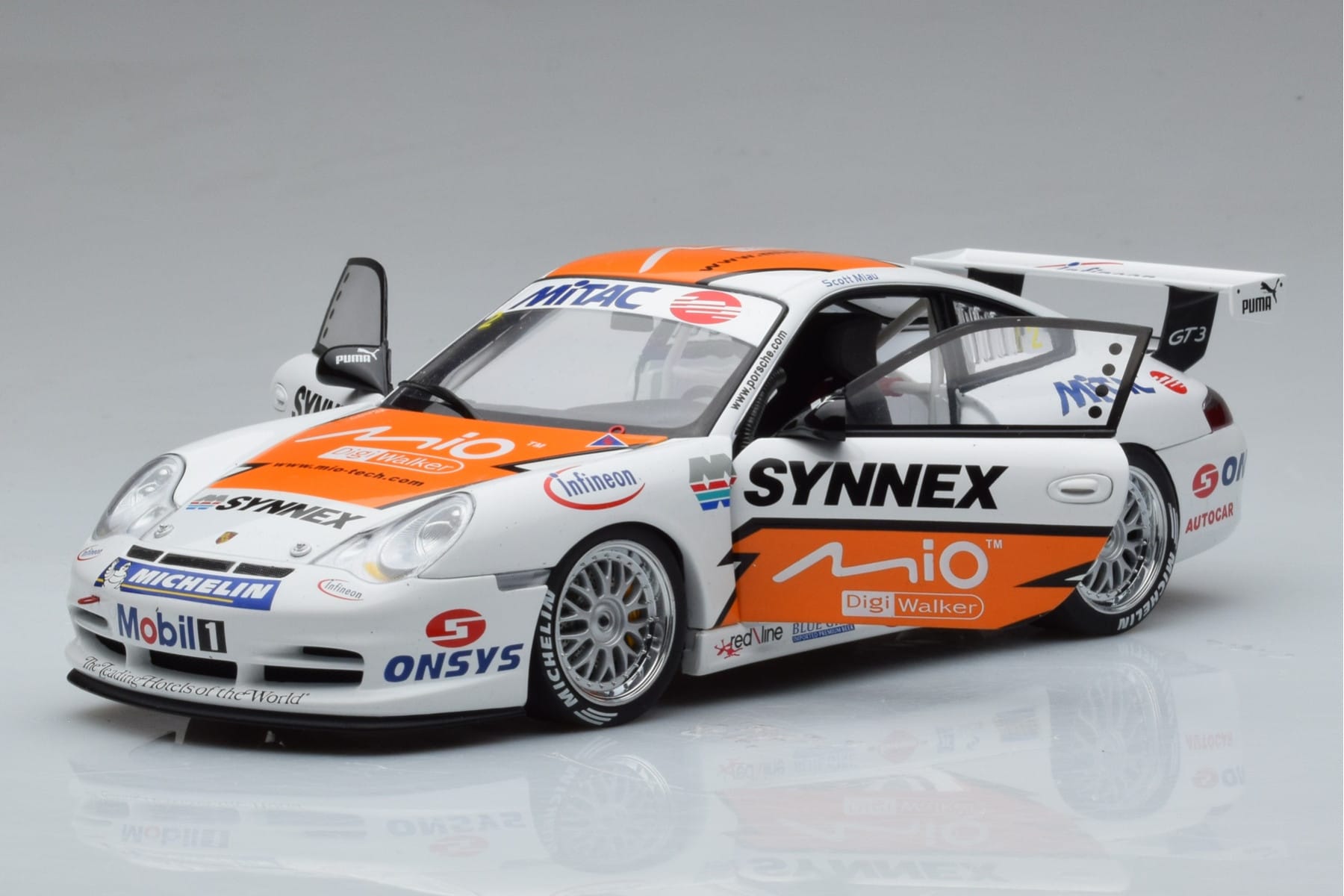 Porsche 911 996 GT3 R #1 C. Kwan Carrera Cup Asia 2004 AUTOart 1:18 80487 Metall — bild 2 av 7