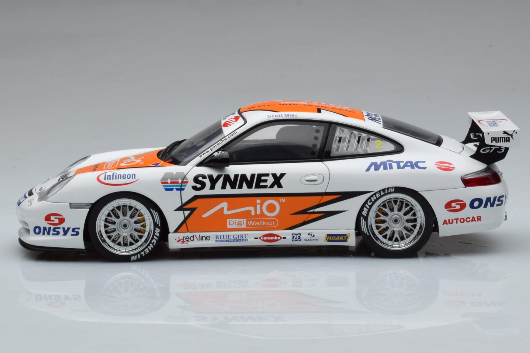 Porsche 911 996 GT3 R #1 C. Kwan Carrera Cup Asia 2004 AUTOart 1:18 80487 Metall — bild 4 av 7