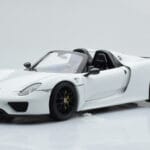 Porsche 918 Spyder Weissach Package Vit Med Svarta Fälgar Minichamps 1:18