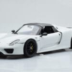 Porsche 918 Spyder Weissach Package Vit Med Svarta Fälgar Minichamps 1:18 - image 4 of 9