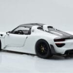 Porsche 918 Spyder Weissach Package Vit Med Svarta Fälgar Minichamps 1:18 - image 8 of 9