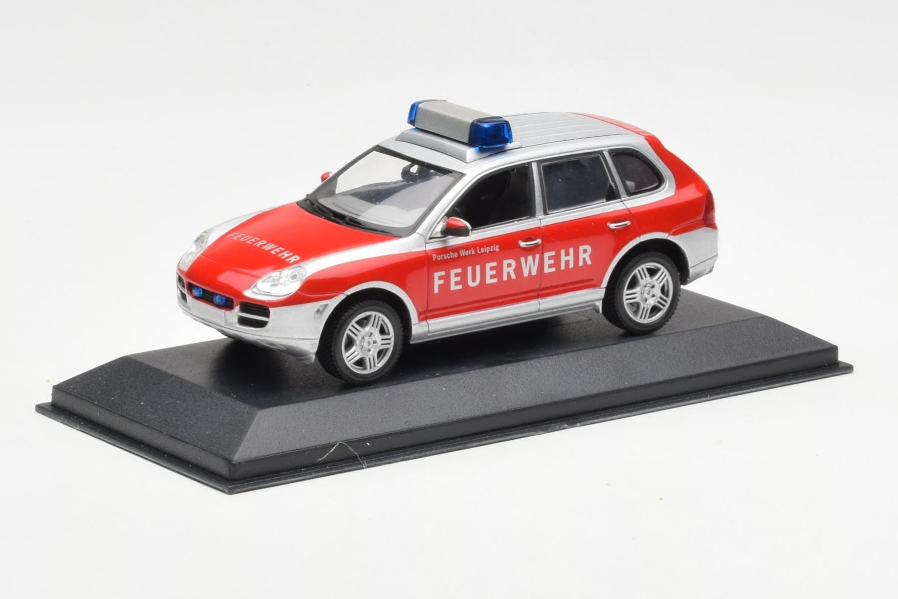 Porsche Cayenne S Feuerwehr Minichamps 1:43 WAPC02060116 Metall — bild 2 av 4