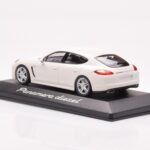 Porsche Panamera 970 Diesel Carrara Vit Minichamps 1:43 - image 3 of 4