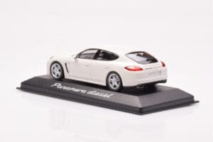 Porsche Panamera 970 Diesel Carrara Vit Minichamps 1:43 WAP0200090C Metall — bild 3 av 4
