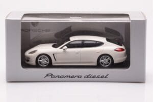 Porsche Panamera 970 Diesel Carrara Vit Minichamps 1:43 WAP0200090C Metall — bild 4 av 4