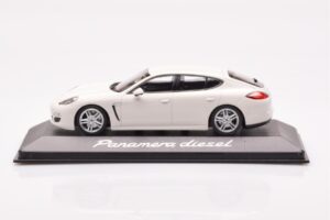 Porsche Panamera 970 Diesel Carrara Vit Minichamps 1:43