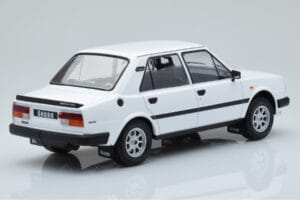Skoda 130 L Vit IXO 1:18 18CMC158 Metall — bild 2 av 6