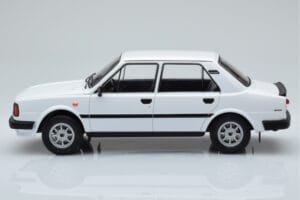 Skoda 130 L Vit IXO 1:18 18CMC158 Metall — bild 3 av 6