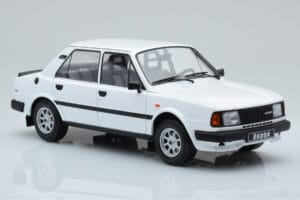 Skoda 130 L Vit IXO 1:18 18CMC158 Metall — bild 4 av 6